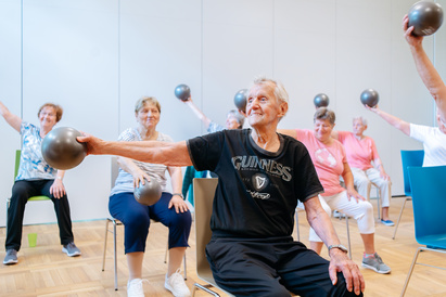 Ältere Menschen haben Freude bei Bewegung und Begegnung. Sie werden durch Ehrenamtliche z.B. beim Gymnastik angeleitet oder lachen beim TanzCafé