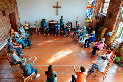 Ältere Menschen haben Freude bei Bewegung und Begegnung. Sie werden durch Ehrenamtliche z.B. beim Gymnastik angeleitet oder lachen beim TanzCafé