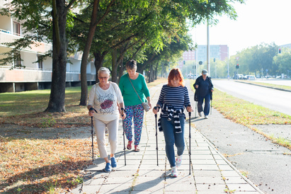 Ältere Menschen haben Freude bei Bewegung und Begegnung. Sie werden durch Ehrenamtliche z.B. beim Gymnastik angeleitet oder lachen beim TanzCafé