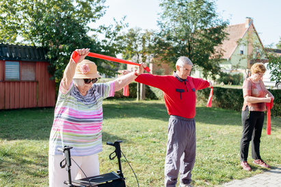 Ältere Menschen haben Freude bei Bewegung und Begegnung. Sie werden durch Ehrenamtliche z.B. beim Gymnastik angeleitet oder lachen beim TanzCafé