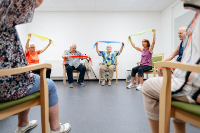 Ältere Menschen haben Freude bei Bewegung und Begegnung. Sie werden durch Ehrenamtliche z.B. beim Gymnastik angeleitet oder lachen beim TanzCafé
