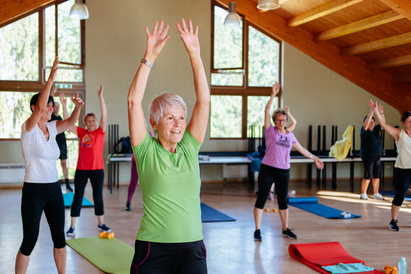 Ältere Menschen haben Freude bei Bewegung und Begegnung. Sie werden durch Ehrenamtliche z.B. beim Gymnastik angeleitet oder lachen beim TanzCafé